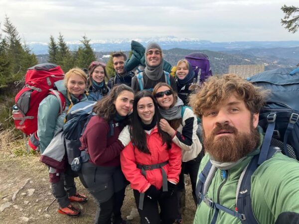Grupo de jóvenes en una expedición de Erasmus en la naturaleza