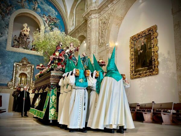 Cofrades de la Oración en el Huerto durante la procesión en Salamanca