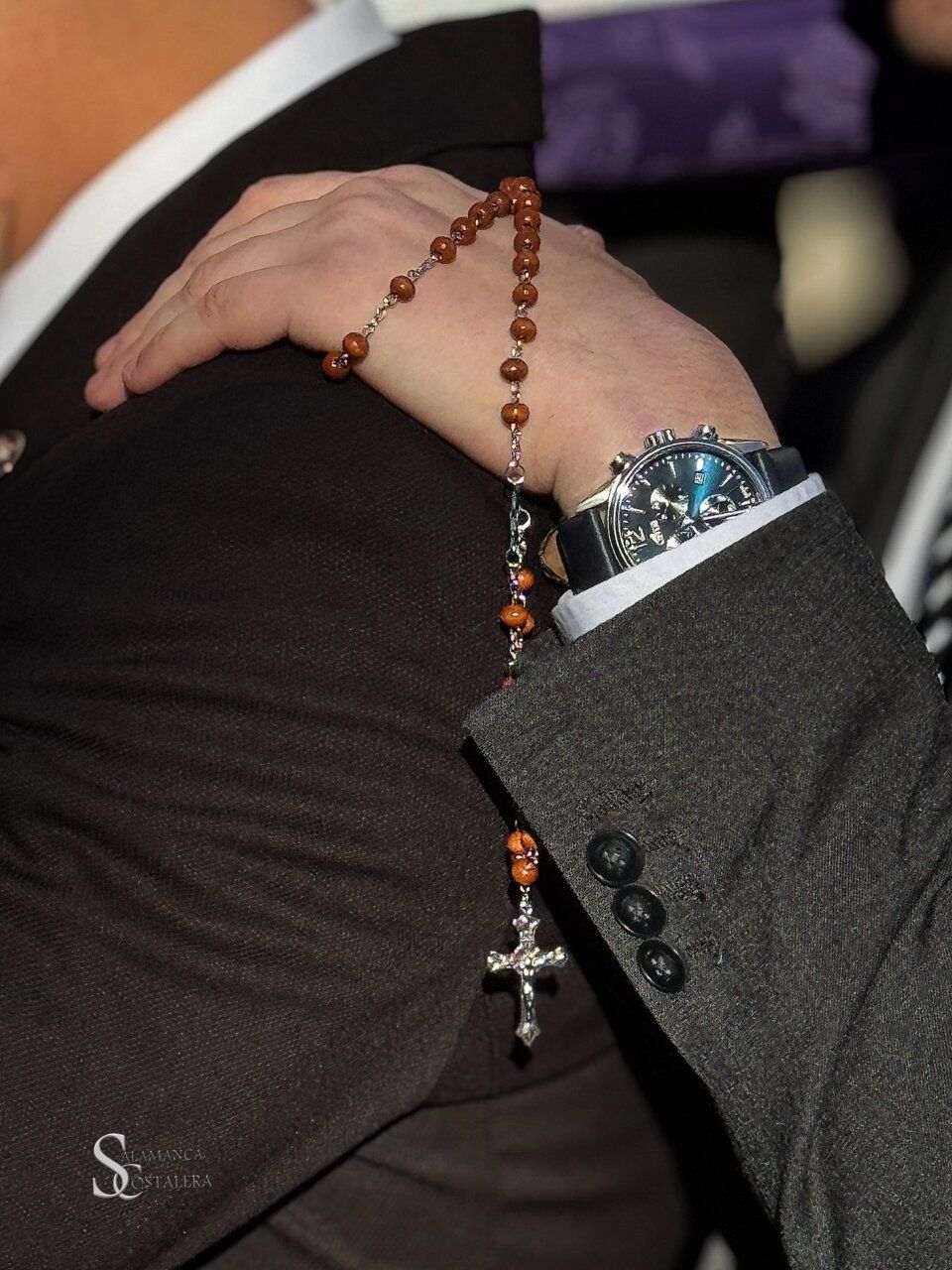 Mano sosteniendo un rosario durante la Semana Santa