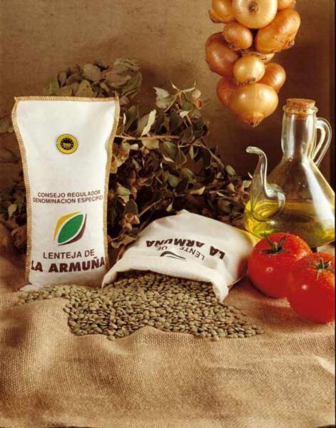 Paquete de lentejas de La Armuña junto a ingredientes frescos
