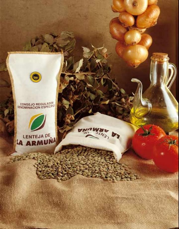 Paquete de lentejas de La Armuña junto a ingredientes frescos