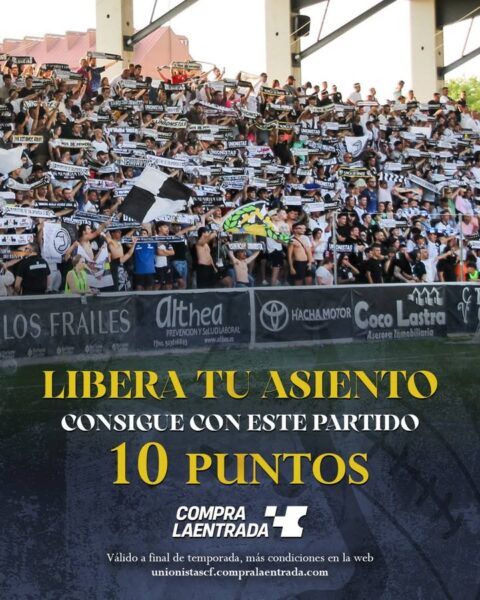 Aficionados animando en un partido de fútbol con pancartas