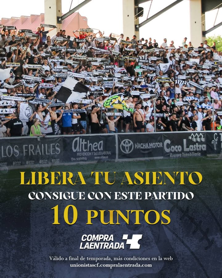 Aficionados animando en un partido de fútbol con pancartas