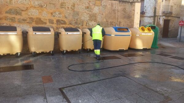 Trabajador limpiando contenedores en Ciudad Rodrigo