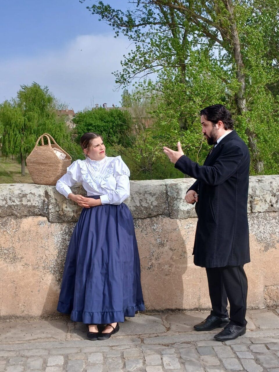 Personas vestidas con trajes tradicionales en Salamanca durante el Lunes de Aguas.