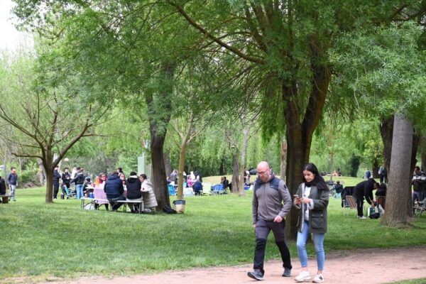 Personas disfrutando del Lunes de Aguas en un parque de Ciudad Rodrigo