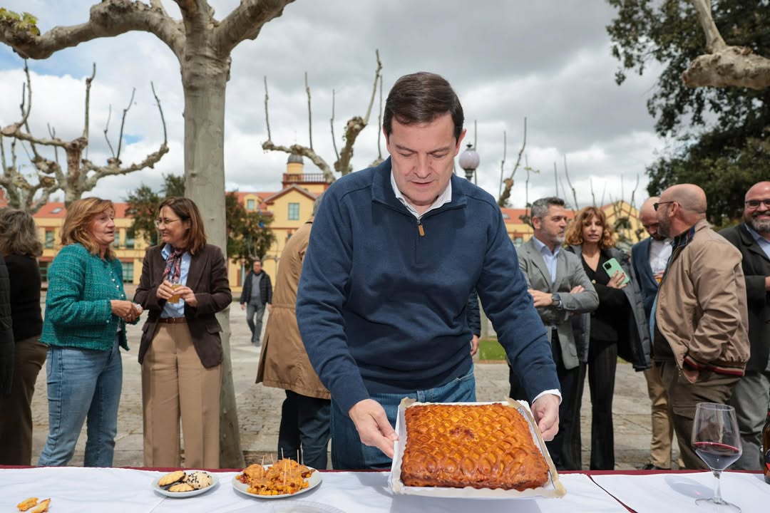 Persona sosteniendo un hornazo en una celebración del Lunes de Aguas