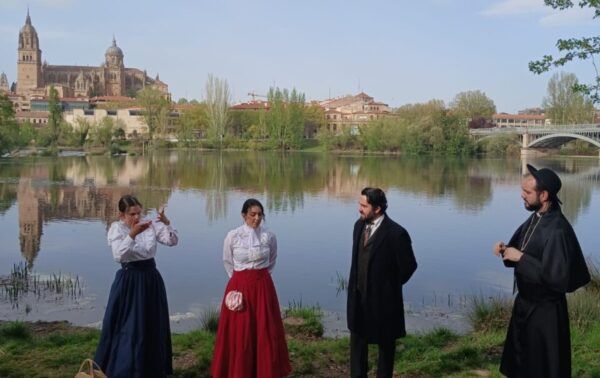 Representación teatral en el Lunes de Aguas en Salamanca junto al río.