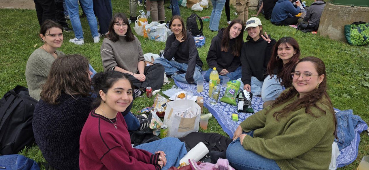 Grupo de amigos disfrutando del Lunes de Aguas en Salamanca