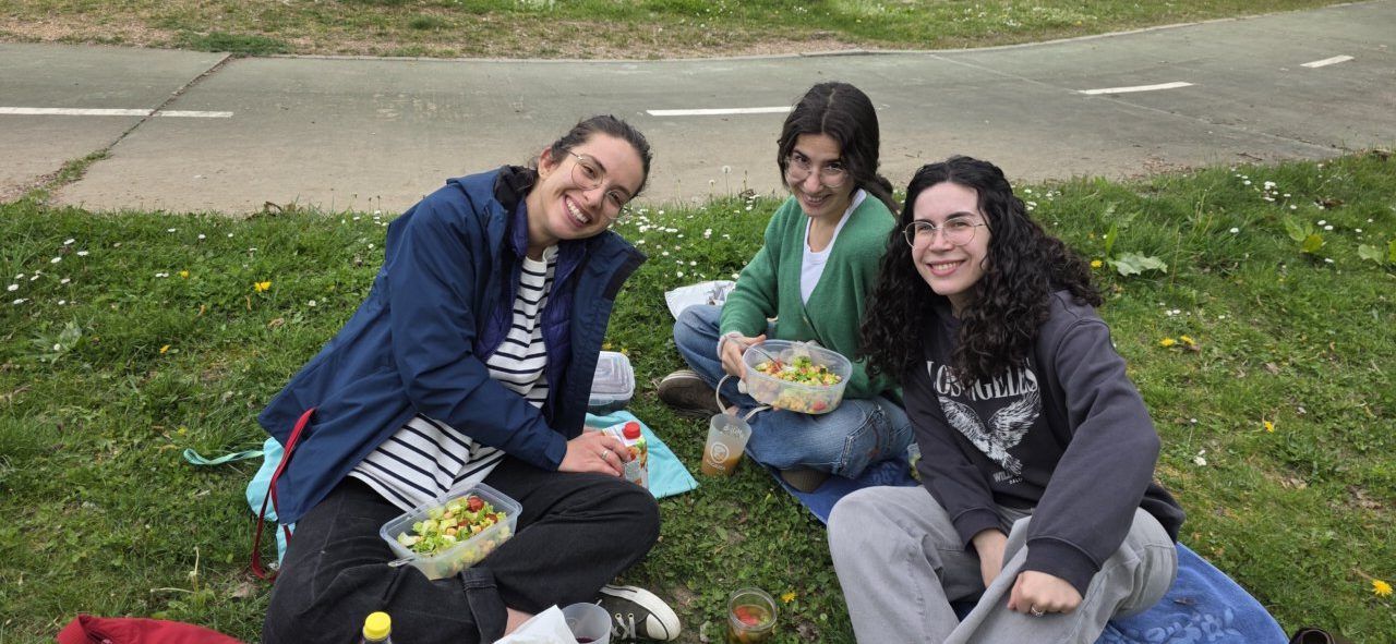 Grupo de amigas disfrutando de una comida en el Lunes de Aguas en Salamanca