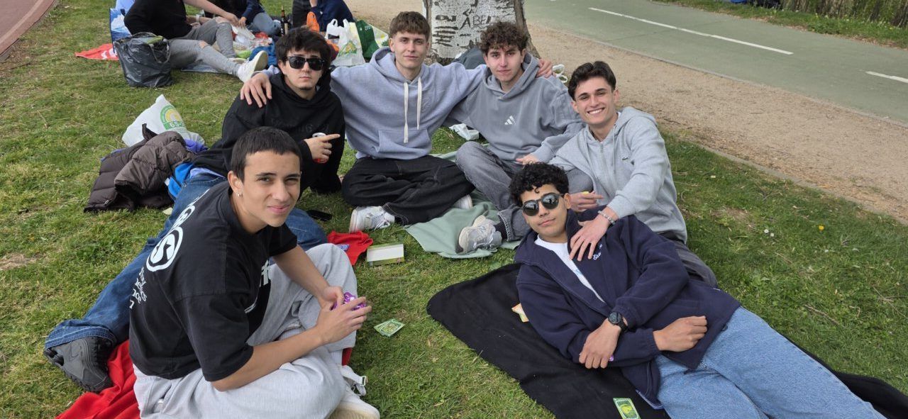 Grupo de amigos disfrutando del Lunes de Aguas en Salamanca