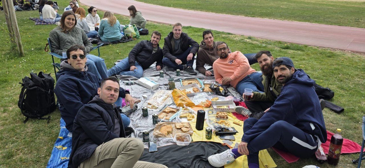 Grupo de amigos disfrutando del Lunes de Aguas en Salamanca con comida típica.