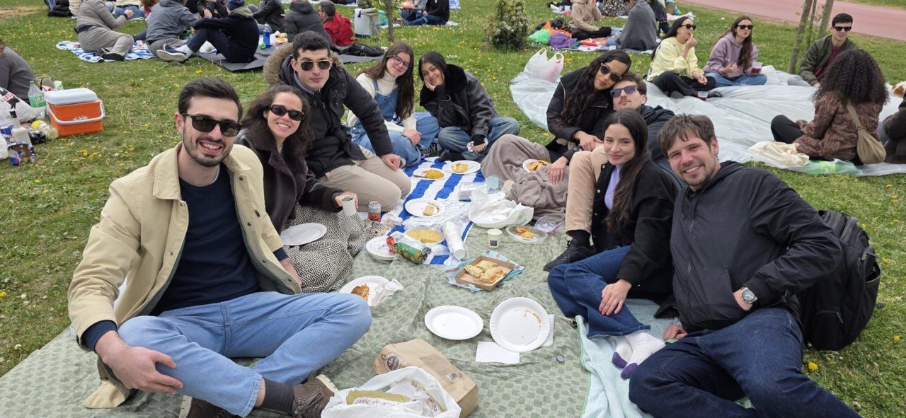 Grupo de amigos disfrutando del Lunes de Aguas en Salamanca