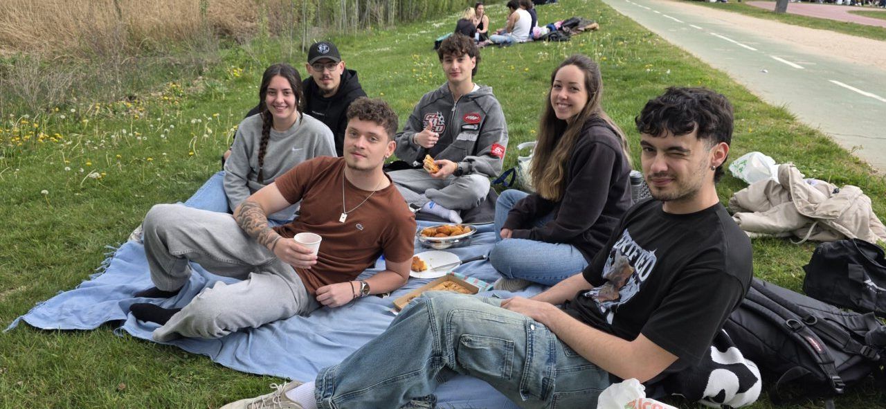 Grupo de jóvenes disfrutando de un picnic durante el Lunes de Aguas en Salamanca