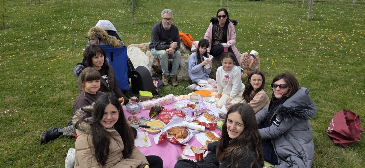 Grupo de personas disfrutando de un picnic durante el Lunes de Aguas en Salamanca