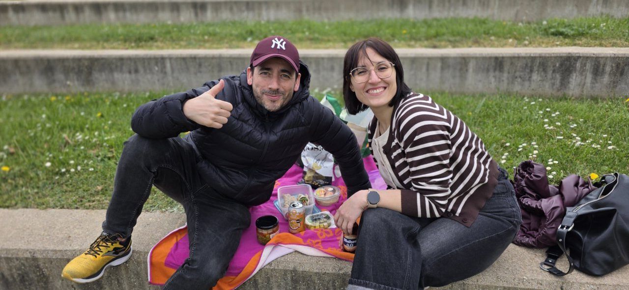 Pareja disfrutando de un picnic durante el Lunes de Aguas en Salamanca