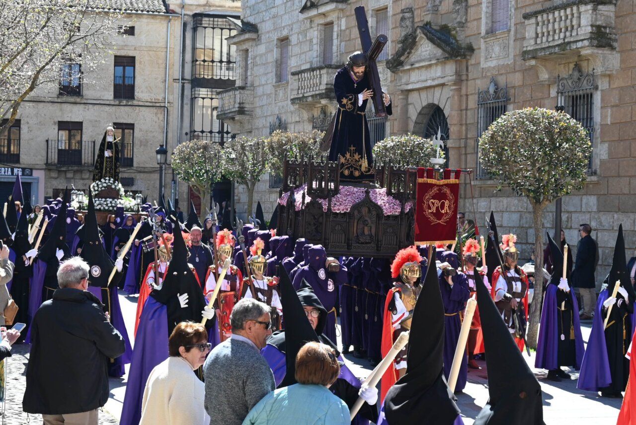 Procesión del Viernes Santo con figuras religiosas y penitentes