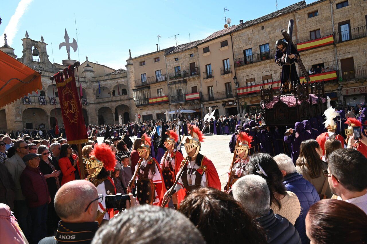 Procesión del Viernes Santo con participantes en trajes tradicionales.