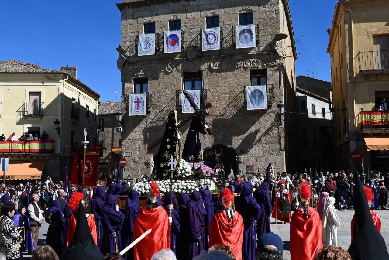 Procesión del Viernes Santo con pasos y nazarenos en la plaza