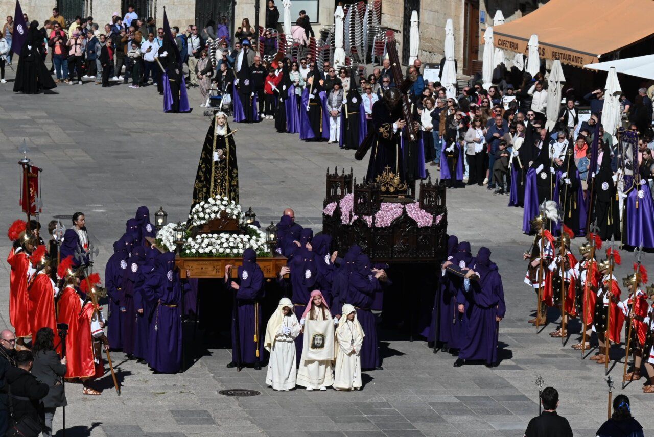 Procesión del Viernes Santo con figuras religiosas y nazarenos
