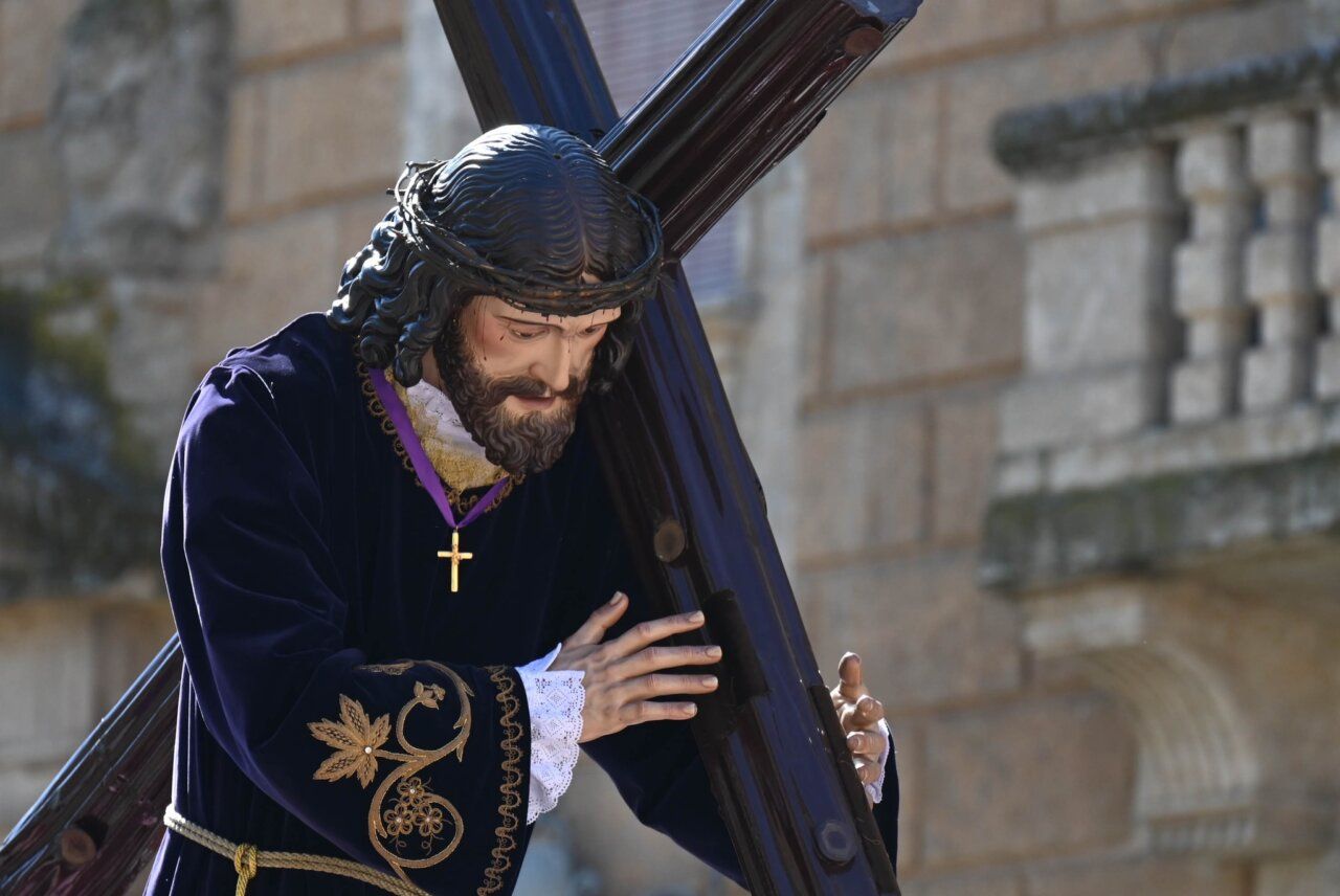 Escultura de Jesús cargando la cruz en Viernes Santo