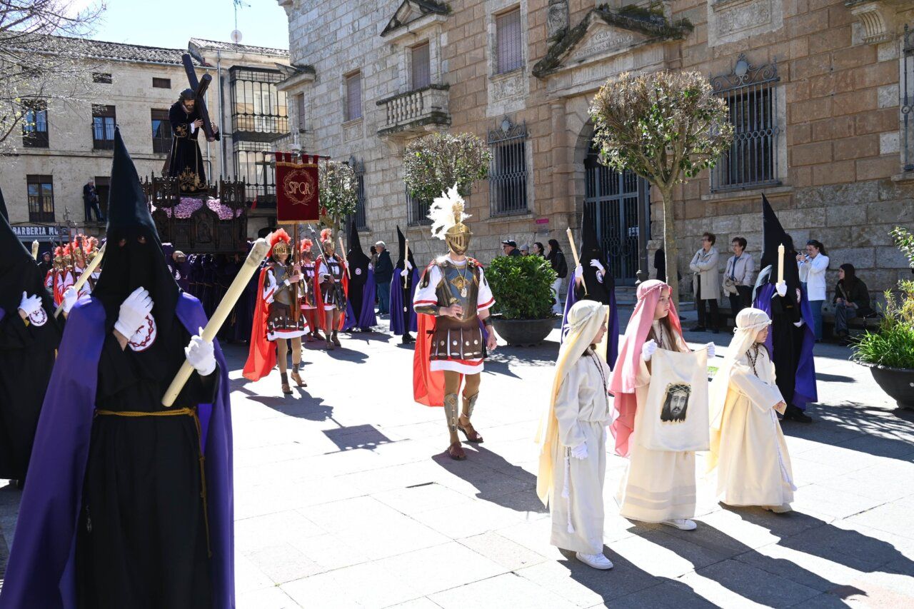 Procesión del Viernes Santo con figuras religiosas y nazarenos en Salamanca