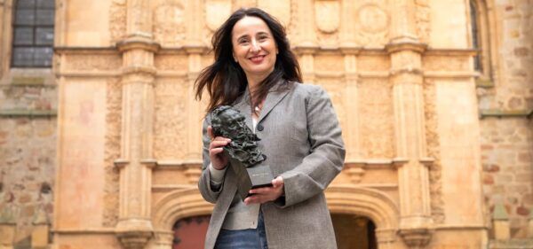 Marisa Fernández sosteniendo un premio en la Universidad de Salamanca