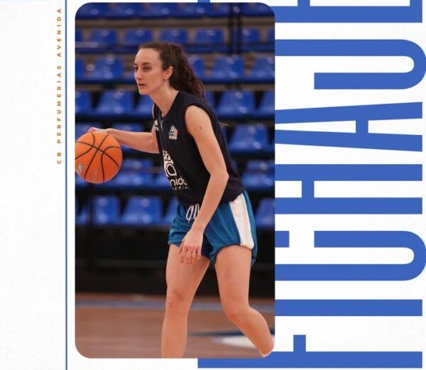 Marta Hermida entrenando con el balón en el Club Baloncesto Perfumerías Avenida