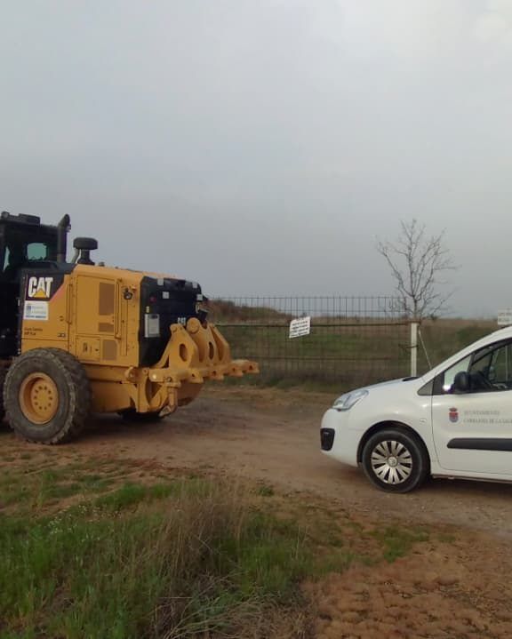 Maquinaria trabajando en caminos rurales de Carbajosa de la Sagrada