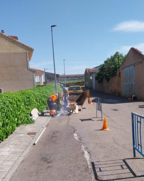Trabajadores realizando mejoras en la infraestructura de Alba de Tormes