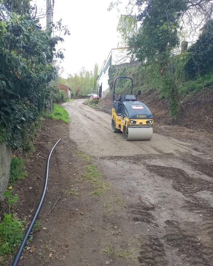 Maquinaria pesada realizando mejoras en un camino en Béjar