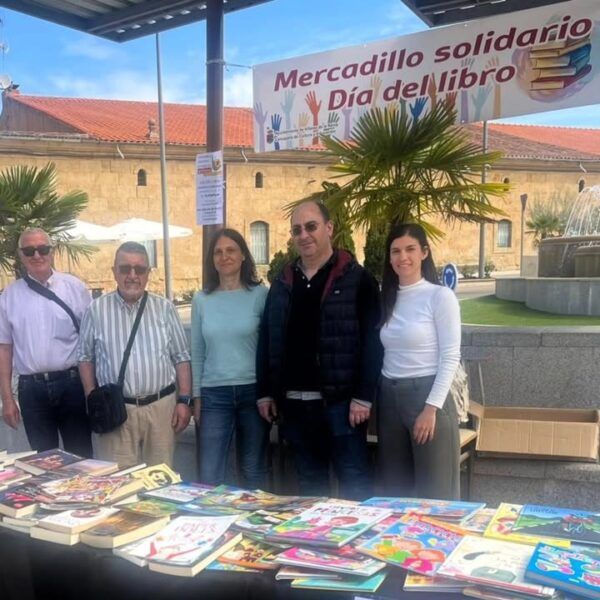 Grupo de personas en el mercadillo solidario de libros en Villarejo de la Reina