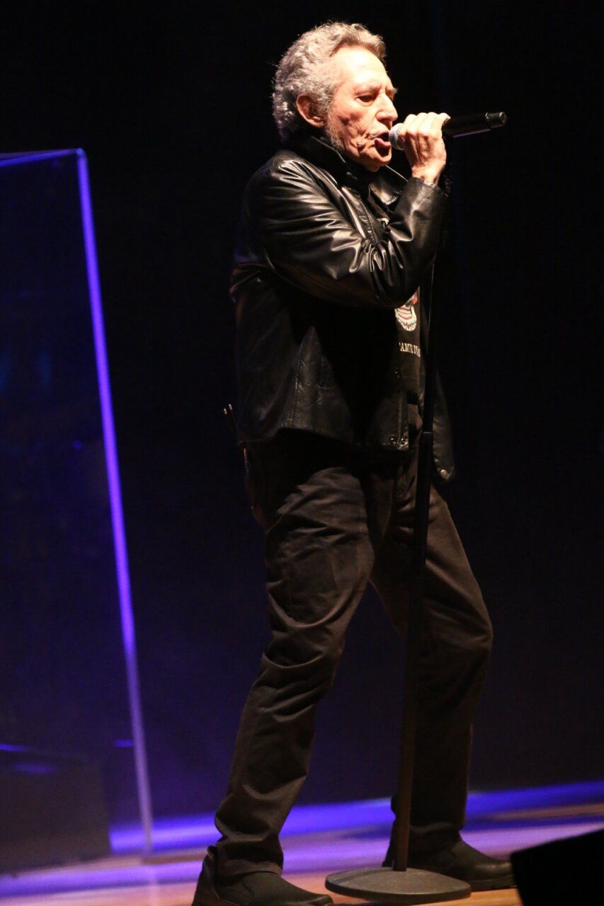 Miguel Ríos cantando en el escenario del Palacio de Congresos de Salamanca