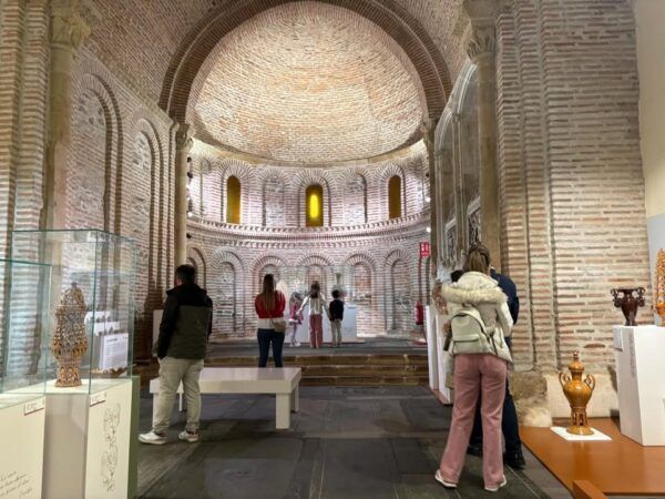 Interior del Museo de Alfarería con visitantes explorando piezas de cerámica