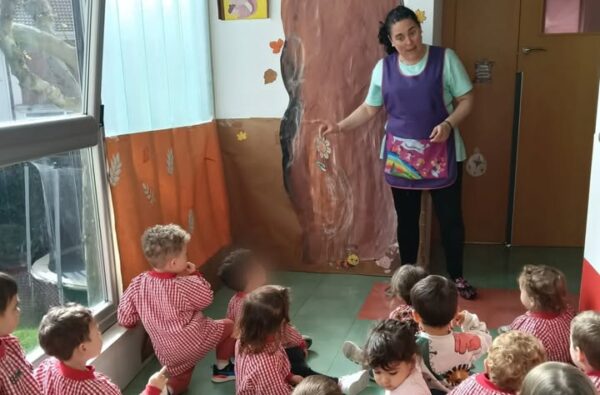 Niños decorando un árbol en el Centro Infantil Cabrerizos