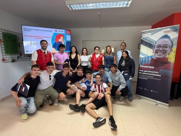 Grupo de jóvenes socorristas en formación en Salamanca con instructores de Cruz Roja