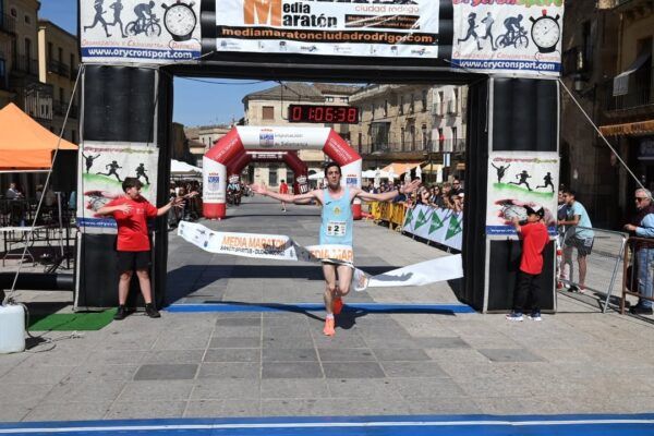 Corredor cruzando la meta en la Media Maratón de Ciudad Rodrigo