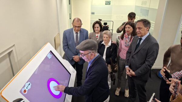 Personas interactuando con un sistema tecnológico en Aspace Salamanca