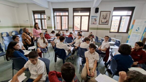 Estudiantes participando en un taller sobre prevención del acoso escolar