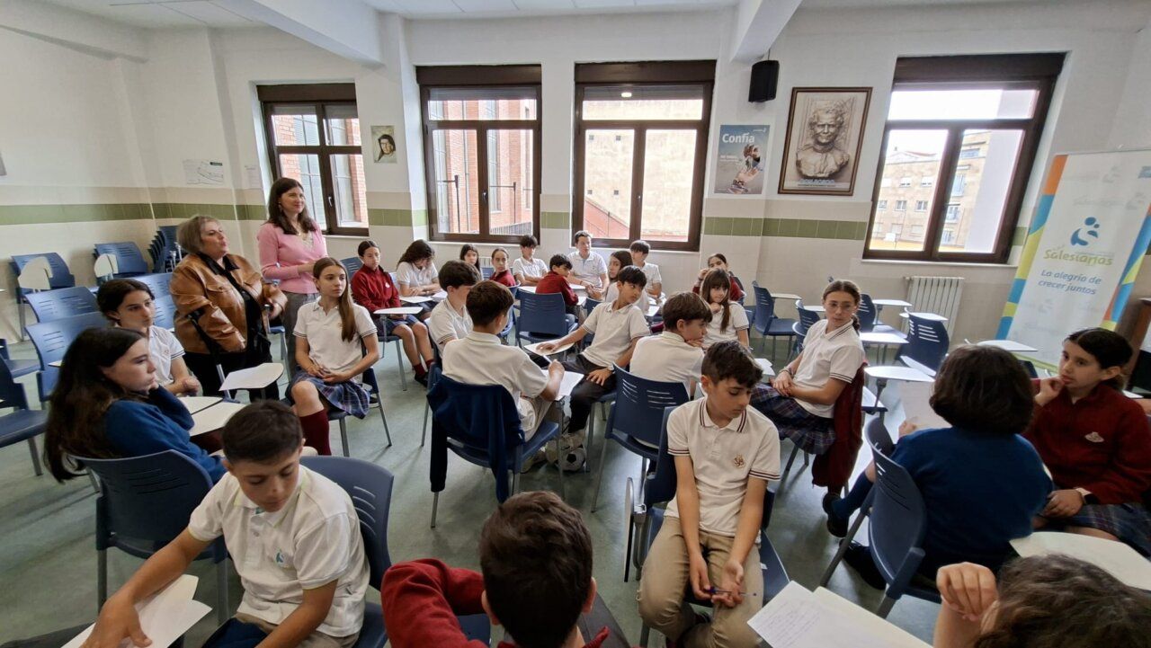Estudiantes participando en un taller sobre prevención del acoso escolar