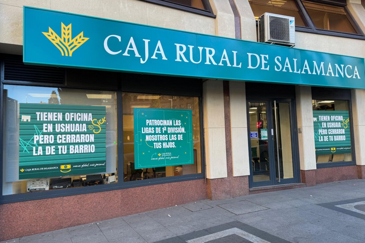 Fachada de la oficina de Caja Rural de Salamanca con carteles informativos