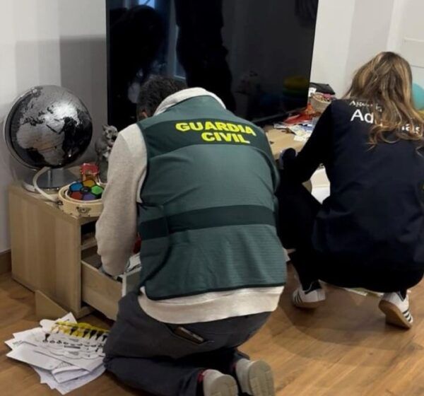Agentes de la Guardia Civil registrando un domicilio en una operación contra el fraude