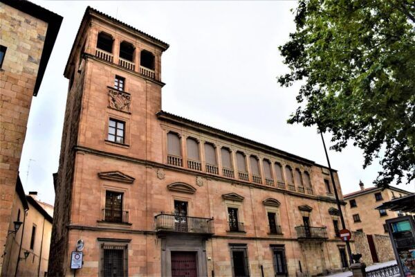 Vista del Palacio de Orellana en Salamanca, un monumento renacentista