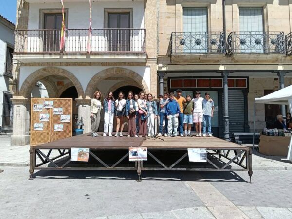 Grupo de estudiantes del IES Leonardo da Vinci en la Semana Cultural del Libro