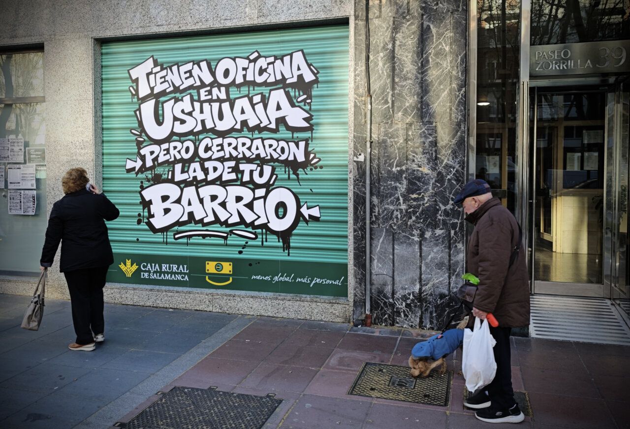 Personas caminando frente a un mural en Paseo Zorrilla, Valladolid.