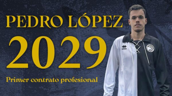 Pedro López, futbolista, firma su primer contrato profesional hasta 2029.