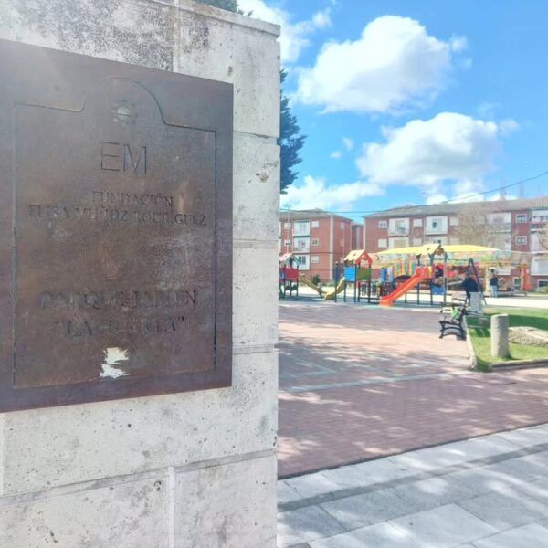 Placa del parque con atracción ferial para niños en Peñaranda