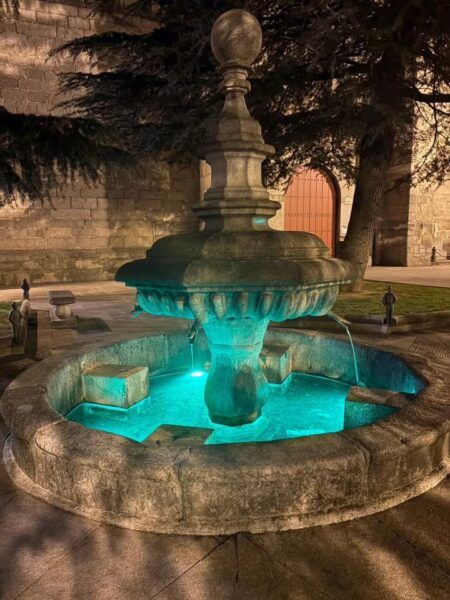 Fuente de los Cuatro Caños iluminada en Peñaranda de Bracamonte