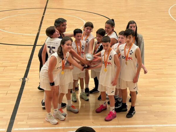 Equipo infantil de baloncesto de Peñaranda de Bracamonte sosteniendo un trofeo
