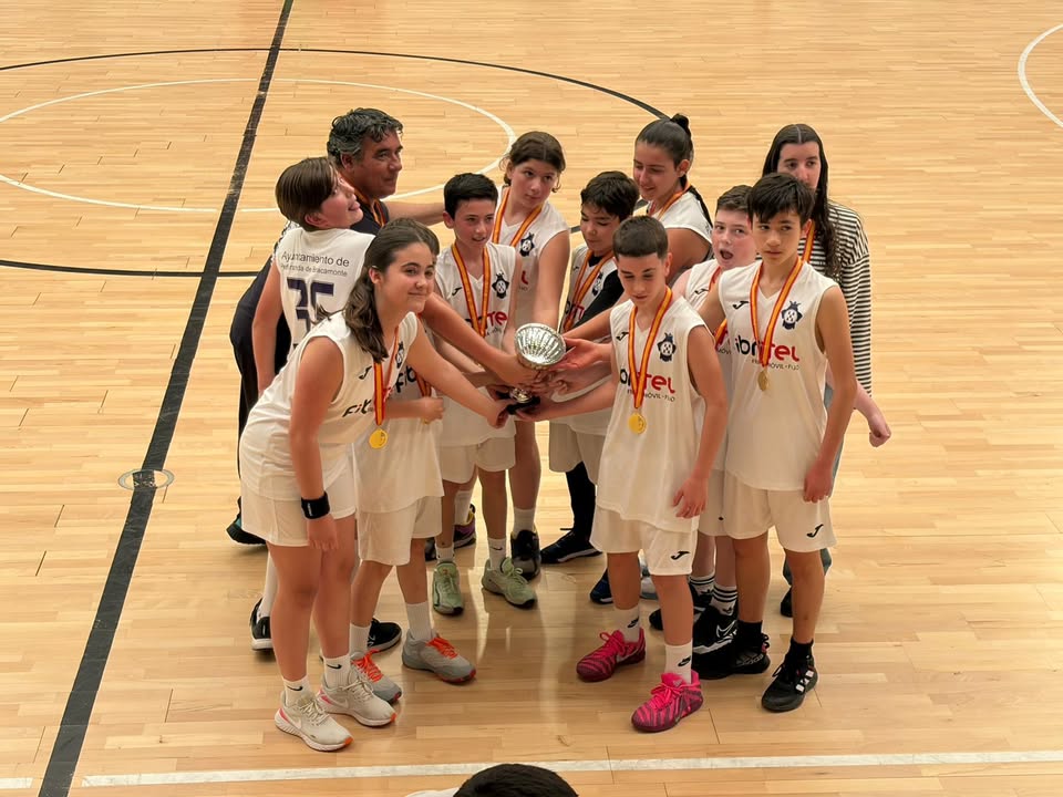 Equipo infantil de baloncesto de Peñaranda de Bracamonte sosteniendo un trofeo